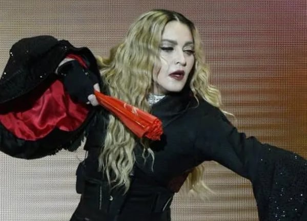 Madonna denunciata da due fan