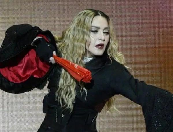 Madonna denunciata da due fan