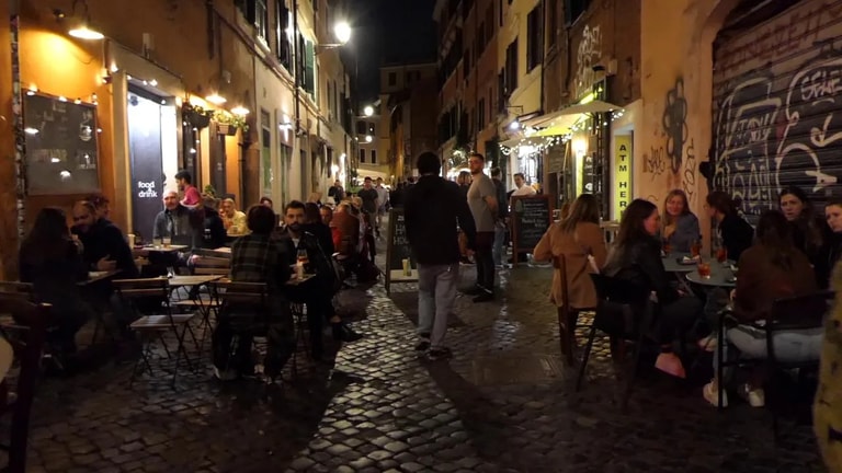 Roma, meno tavoli a Trastevere e Borgo