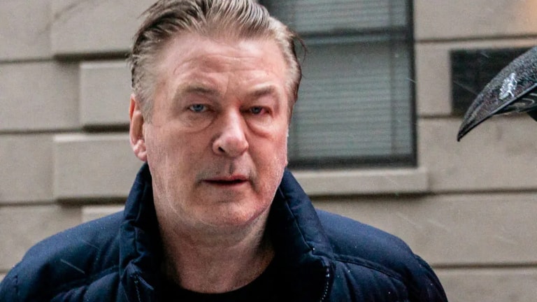 Alec Baldwin di nuovo a processo per omicidio colposo.