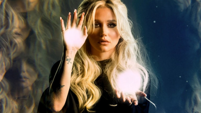 Kesha è stata a letto con un fantasma.