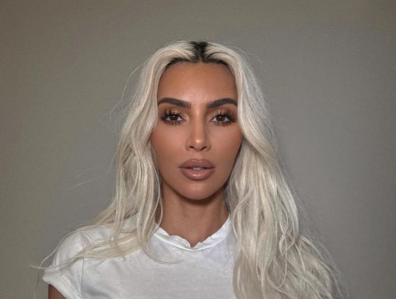 Kim Kardashian si dichiara trans, ma è un deepfake.