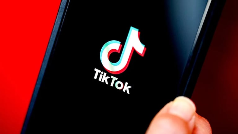 Anche l'UE potrebbe vietare TikTok sugli smartphone.