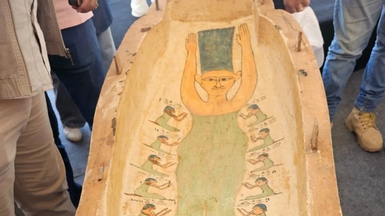 Marge Simpson su un sarcofago dell'Antico Egitto.