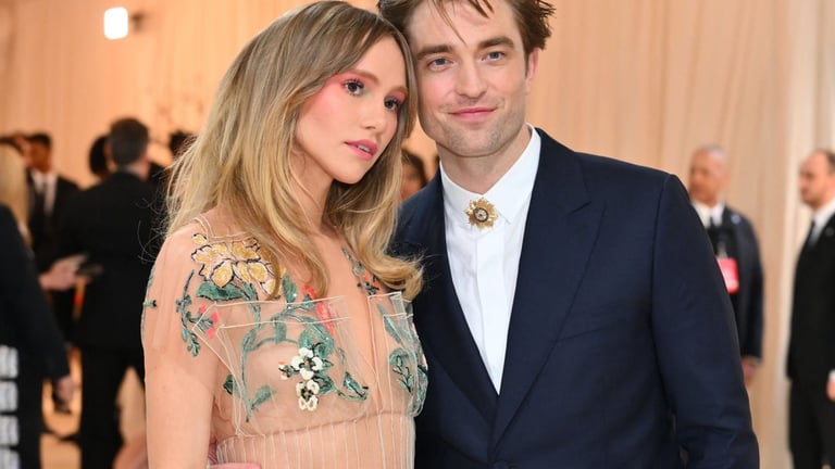 Robert Pattinson non se la prende per le canzoni della moglie sugli ex