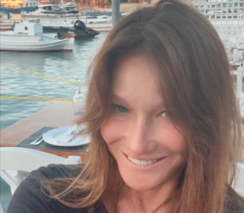 Carla Bruni: "Fumare è pericoloso e inutile".