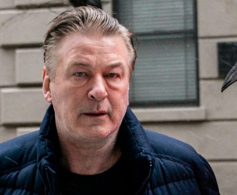 Alec Baldwin di nuovo a processo per omicidio colposo.