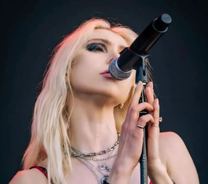 Taylor Momsen morsa da un pipistrello sul palco.