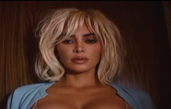 Kim Kardashian, shock per il video natalizio "blasfemo"