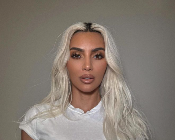 Kim Kardashian si dichiara trans, ma è un deepfake.