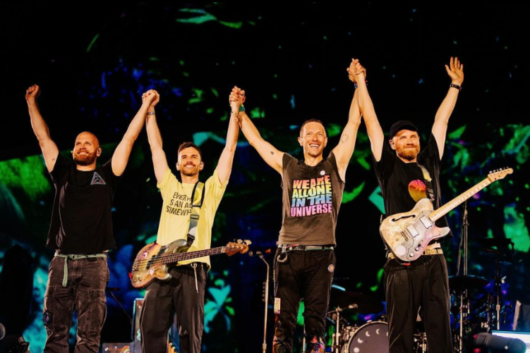 I Coldplay fischiati a Bucarest per un ospite "scomodo".