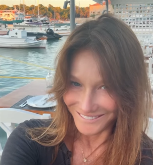 Carla Bruni: "Fumare è pericoloso e inutile".